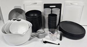 lot 265 image: Group of Lightweight Plastic Kitchenwares 