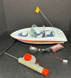 lot 207 image: AVIVA Fishin Buddy Remote Control RC Boat - Catches Real Fish up to 2lb