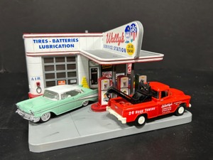 lot 283 image: Ertl American Muscle Cruisin Series Wallys Service Station 1997