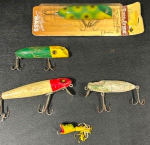 lot 315 image: Vintage  Antique Lot of WOOD & Cork FISHING LURES  by South Bend, Paw Paw, Heddon & More
