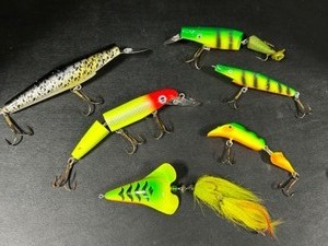 lot 318 image: Vintage LARGE Fresh Water Crankbait FISHING Lures 3 are Wood, 2 are Metal & one is Plastic