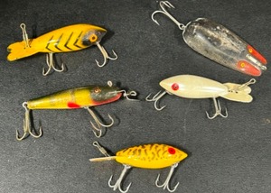 lot 319 image: Vintage  Antique FISHING LURES Bombers, Creek Chub Pike Minnow WOOD w Glass Eyes - Qty 5