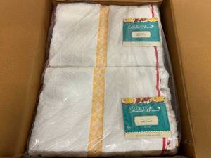 lot 42 image: 6ct of The Pioneer Woman Bath Towels