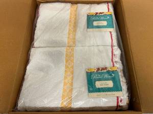 lot 43 image: 6ct of The Pioneer Woman Bath Towels