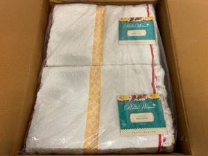 lot 44 image: 6ct of The Pioneer Woman Bath Towels