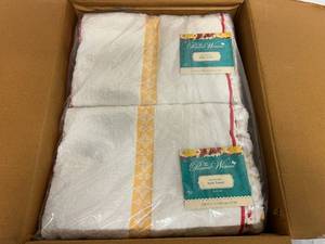 lot 45 image: 6ct of The Pioneer Woman Bath Towels
