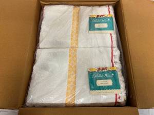 lot 47 image: 6ct of The Pioneer Woman Bath Towels