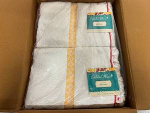 lot 48 image: 6ct of The Pioneer Woman Bath Towels