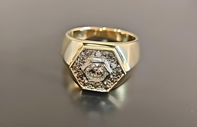 lot 6 image: Mens 14K Gold Ring with Round Brilliant Cut Diamond and Full Cut Diamonds