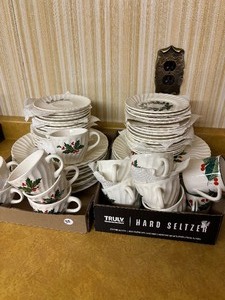 Holly Set, plates and cups and more