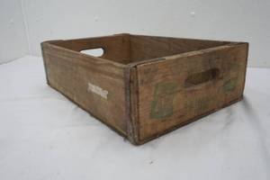 lot 3 image: Vintage 7up wood crate