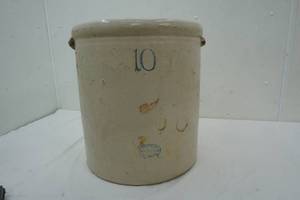 lot 9 image: Vintage Redwing crock #10