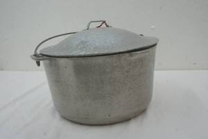 lot 12 image: Super Maid Cookware cast aluminum kettle