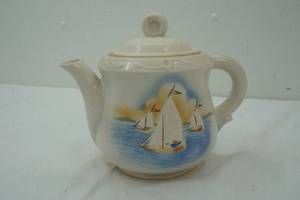 lot 14 image: Porcelier teapot