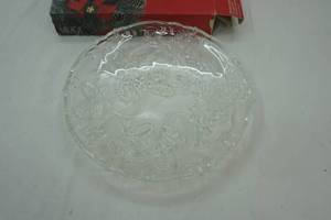 lot 17 image: glass round hostess platter 15
