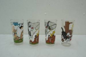 lot 22 image: vintage 1976 Warner Brothers glasses