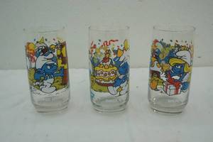 lot 24 image: vintage 1983 Smurf glasses