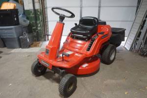 lot 8 image: Snapper rear engine riding mower