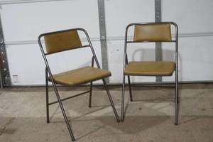 lot 58 image: 2 vintage folding chairs