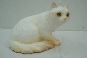 lot 75 image: ceramic cat figurine with cat eyes 1983 Statuary Corp
