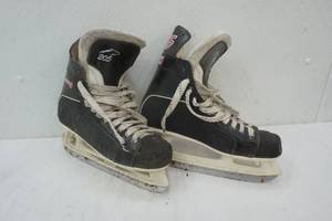 lot 103 image: Mustang Ice skates