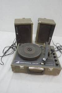 lot 109 image: vintage Audiotronics 340ST record player lot