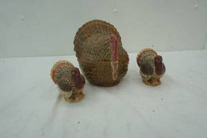 lot 126 image: ceramic turkey lot