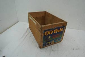 lot 149 image: Old Gold Canadian Apple crate