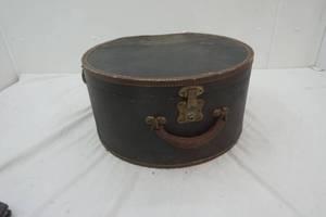 lot 163 image: vintage lined hat box
