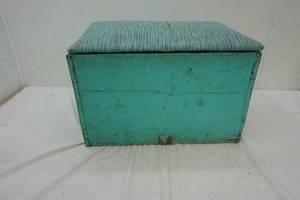lot 169 image: vintage box with padded lid