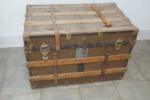 lot 175 image: vintage trunk
