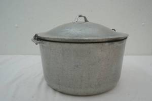 lot 11 image: Super Maid Cookware cast aluminum kettle
