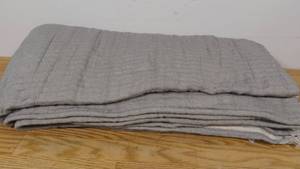 lot 35 image: King Tasseled Throw Blanket-Gray