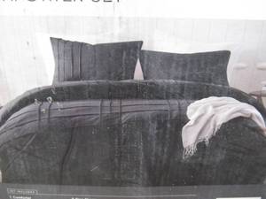 lot 6 image: 3 Piece Comforter Set-King Cal King-Black Raised Ridges