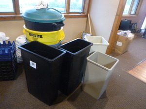 lot 87 image: 8 Trash Cans