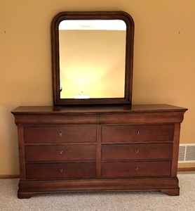 lot 8 image: Beautiful Eight Drawer Dresser