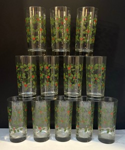 lot 101 image: 12 Festive Anchor Hocking Holly and Berry Glass Tumblers