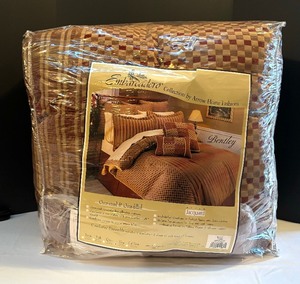 lot 114 image: New Embarcadero Collection King Bedding Set