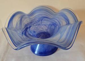 lot 90 image: Beautiful Murano Style Blue Swirled Pedestal Glass Bowl