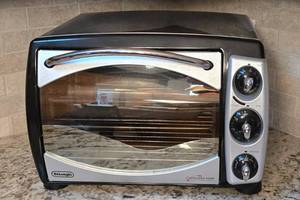 lot 25 image: New or Nearly New Delonghi Convection Oven