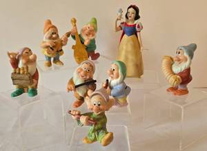 lot 100 image: Adorable Snow White and the Seven Dwarves Figure Set