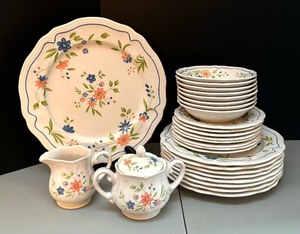 lot 118 image: Country French Ironstone Dishware Grouping