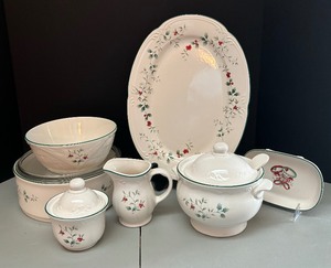 lot 143 image: Holly and Berry Motif Pfaltzgraff Serving Pieces