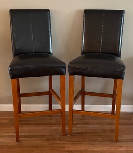 lot 147 image: Pair of Barstools