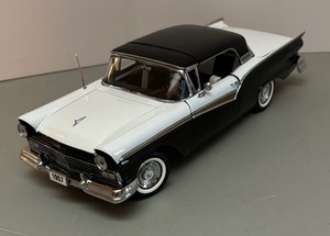lot 207 image: Sun Star 1957 Ford Fairlane 118 Scale Model Car