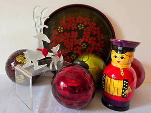 lot 129 image: Festive Decorative Grouping