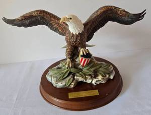 lot 152 image: Golden Eagles Club Crystal Cathedral Ministries 1993 Eagle Sculpture with Wooden Base