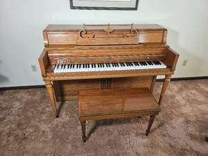 lot 11 image: Wurlitzer Standing Piano Serial 828210