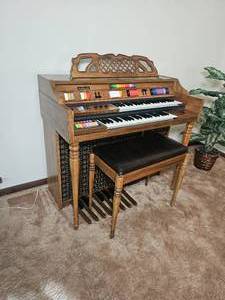 lot 12 image: Kimball Performer Electric Organ
