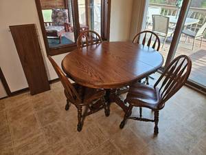 lot 65 image: Vintage Cochrane Furniture Kitchen Table